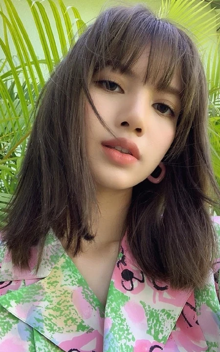 泰国籍女歌手Lisa夏威夷椰树林旅拍风情写真图片