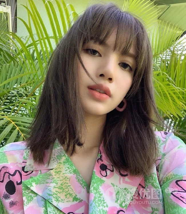 泰国籍女歌手Lisa夏威夷椰树林旅拍风情写真图片