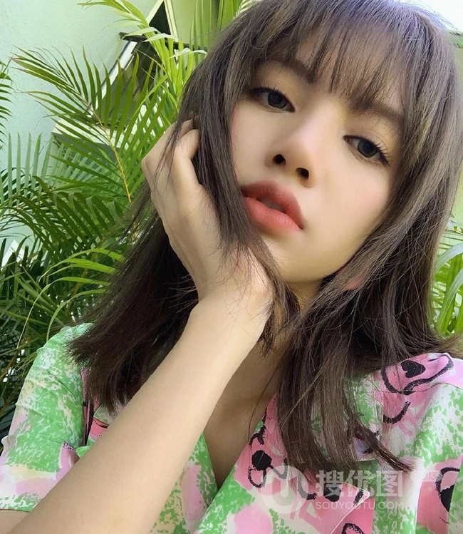 泰国籍女歌手Lisa夏威夷椰树林旅拍风情写真图片