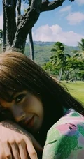 泰国籍女歌手Lisa夏威夷椰树林旅拍风情写真图片