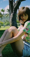 泰国籍女歌手Lisa夏威夷椰树林旅拍风情写真图片