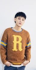 黄子韬休闲装打扮居家写真照片，双剪刀手姿势心情好好