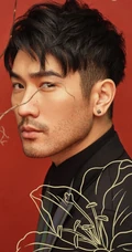 高以翔&ldquo;胡子拉碴&rdquo;魅力时尚杂志封面写真图片