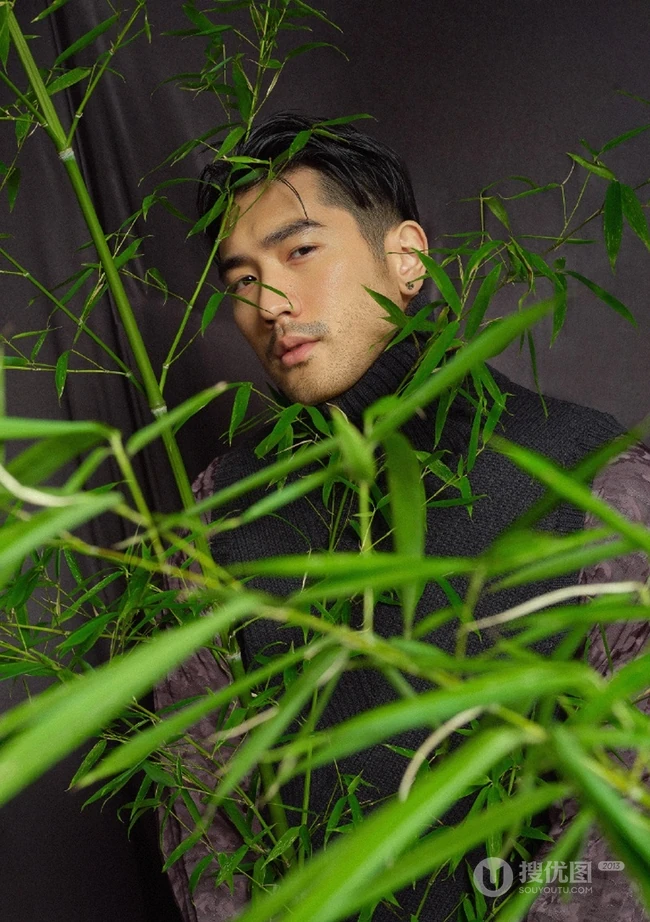 高以翔&ldquo;胡子拉碴&rdquo;魅力时尚杂志封面写真图片