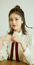 白鹿白衫短裙靓丽出镜，简单绑发尽显清丽脱俗少女感