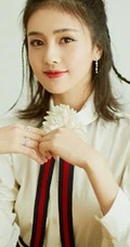 白鹿白衫短裙靓丽出镜，简单绑发尽显清丽脱俗少女感