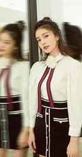 白鹿白衫短裙靓丽出镜，简单绑发尽显清丽脱俗少女感