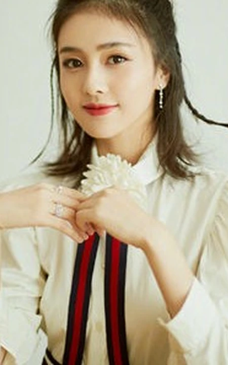 白鹿白衫短裙靓丽出镜，简单绑发尽显清丽脱俗少女感