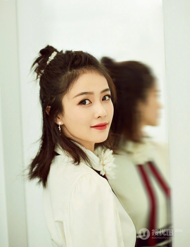 白鹿白衫短裙靓丽出镜，简单绑发尽显清丽脱俗少女感