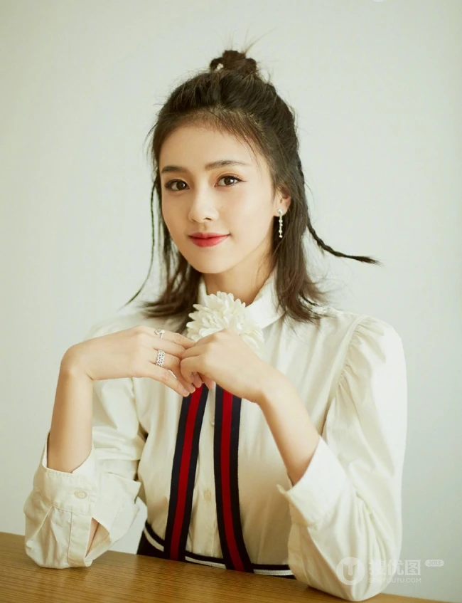 白鹿白衫短裙靓丽出镜，简单绑发尽显清丽脱俗少女感
