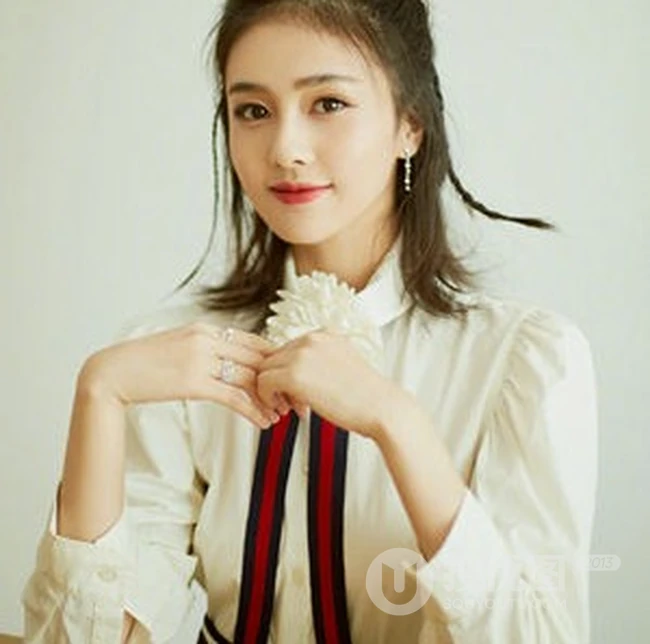 白鹿白衫短裙靓丽出镜，简单绑发尽显清丽脱俗少女感