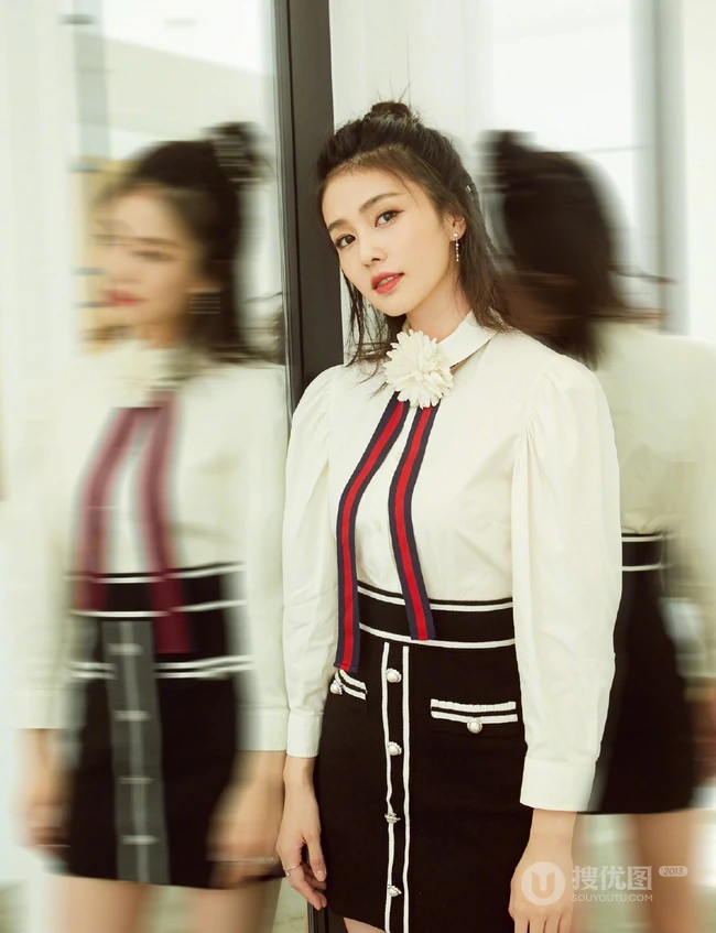 白鹿白衫短裙靓丽出镜，简单绑发尽显清丽脱俗少女感
