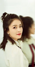 白鹿白衫短裙靓丽出镜，简单绑发尽显清丽脱俗少女感