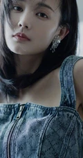 李一桐肩带牛仔清新漂亮高冷写真图片