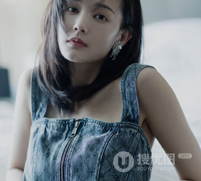 李一桐肩带牛仔清新漂亮高冷写真图片