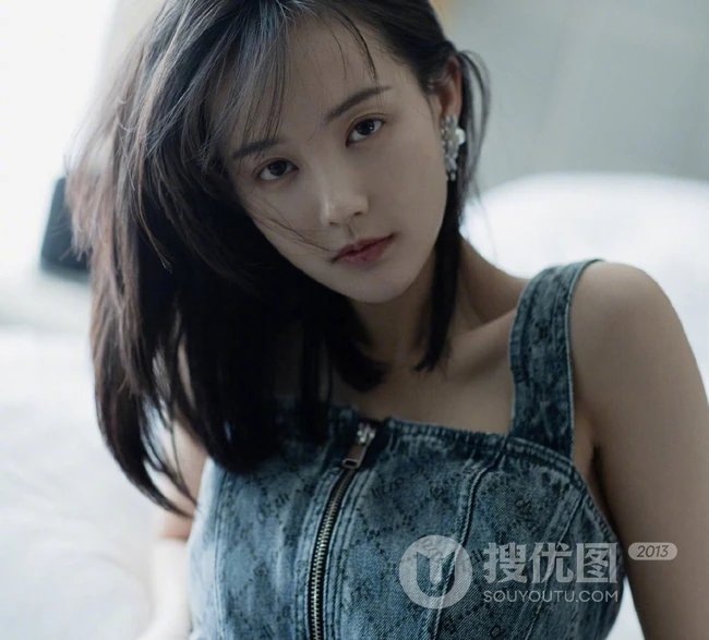 李一桐肩带牛仔清新漂亮高冷写真图片