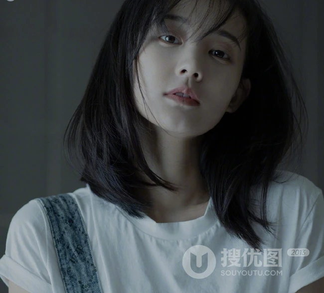 李一桐肩带牛仔清新漂亮高冷写真图片