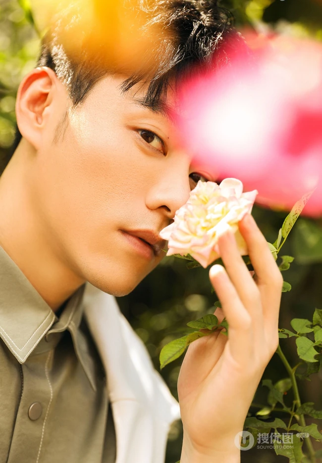 李程彬休闲格纹西服与花同框唯美画面写真图片