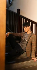 李程彬休闲格纹西服与花同框唯美画面写真图片