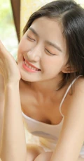 气质俏皮少女挤眉弄眼室内写真可爱图片
