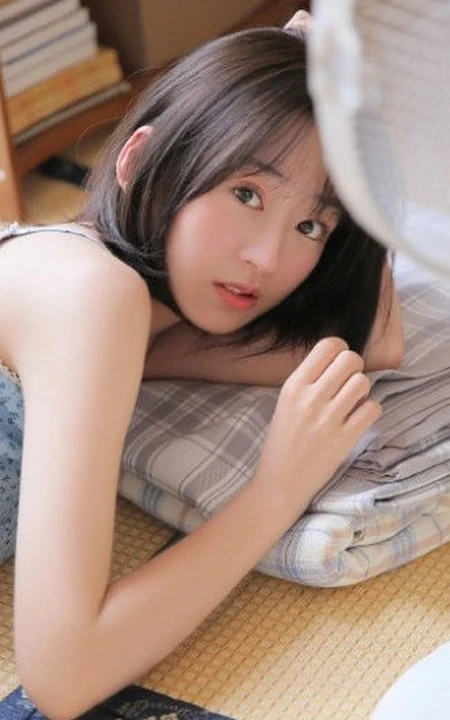 清爽短发妹子肩带波点睡裙室内榻榻米纯美写真