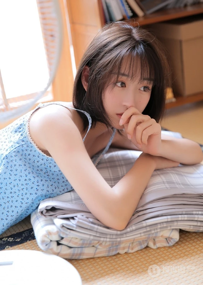 清爽短发妹子肩带波点睡裙室内榻榻米纯美写真