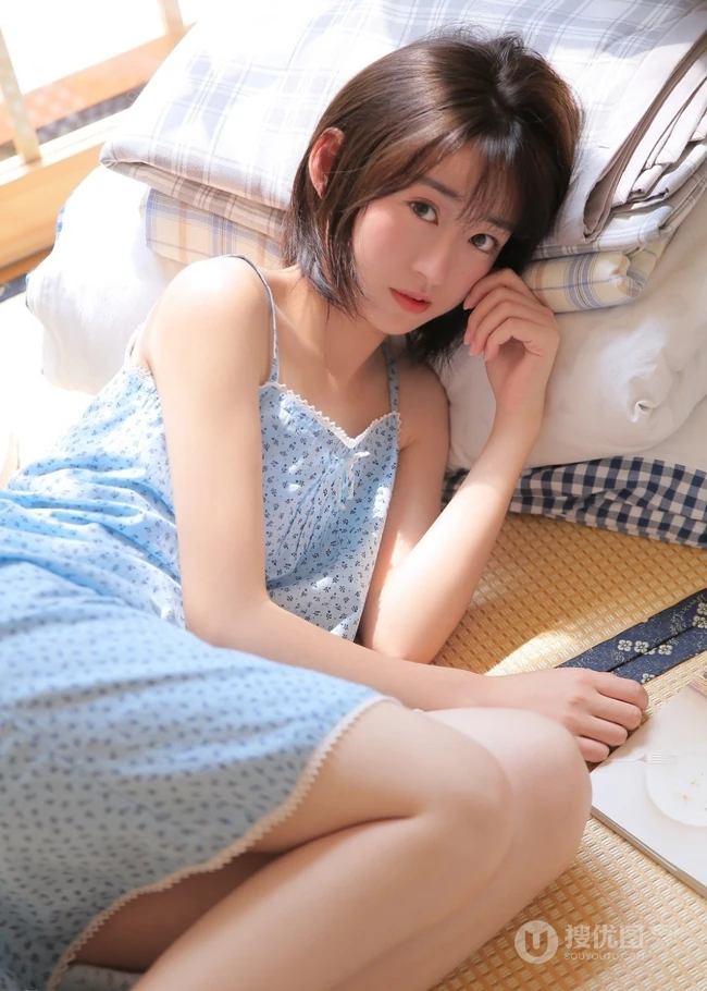 清爽短发妹子肩带波点睡裙室内榻榻米纯美写真