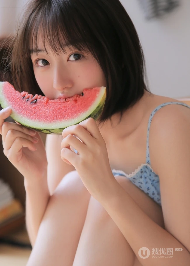 清爽短发妹子肩带波点睡裙室内榻榻米纯美写真
