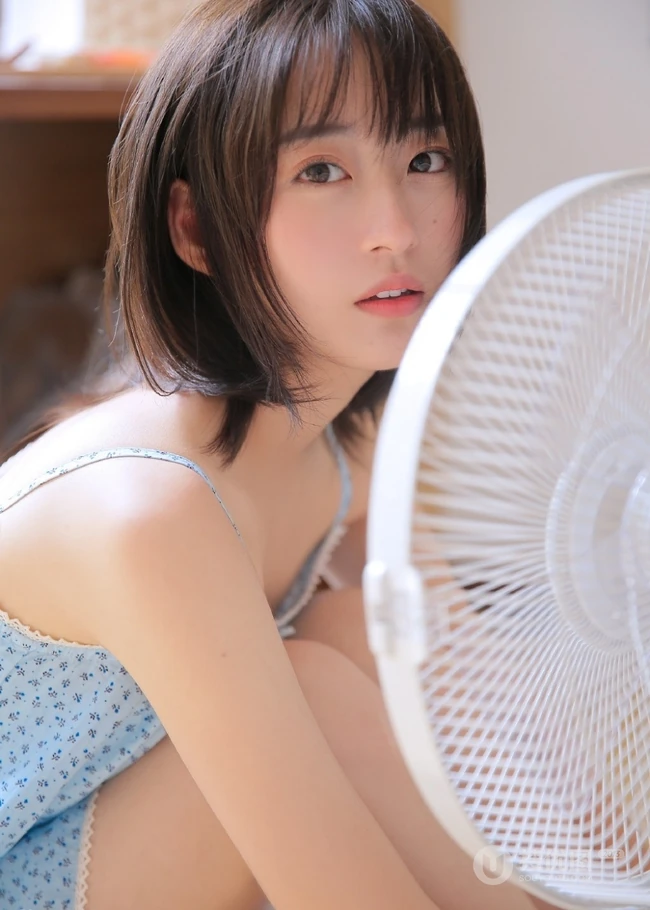 清爽短发妹子肩带波点睡裙室内榻榻米纯美写真