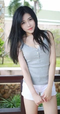 手捧西瓜的小姐姐，精选气质女生许诺居家厨房写真图片