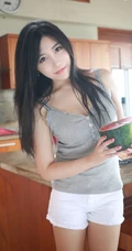 手捧西瓜的小姐姐，精选气质女生许诺居家厨房写真图片