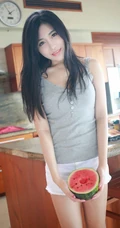 手捧西瓜的小姐姐，精选气质女生许诺居家厨房写真图片