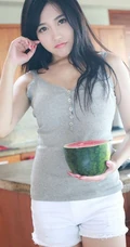 手捧西瓜的小姐姐，精选气质女生许诺居家厨房写真图片