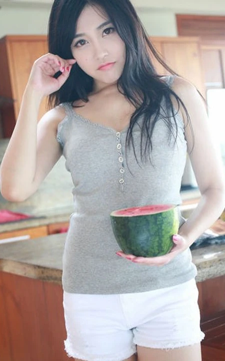 手捧西瓜的小姐姐，精选气质女生许诺居家厨房写真图片