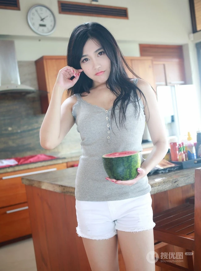 手捧西瓜的小姐姐，精选气质女生许诺居家厨房写真图片