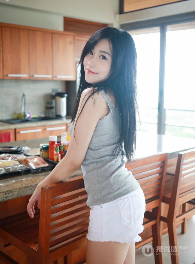 手捧西瓜的小姐姐，精选气质女生许诺居家厨房写真图片
