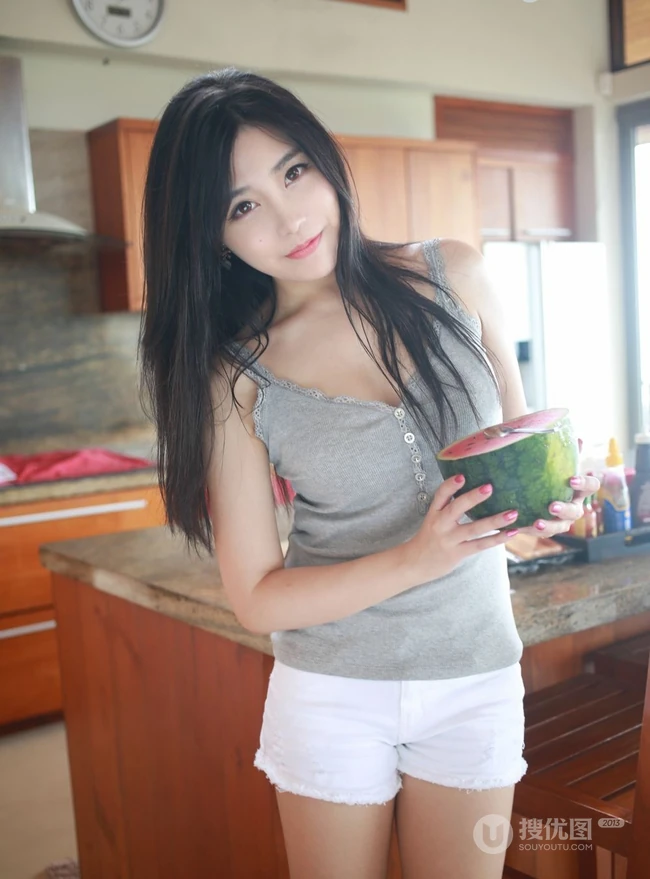 手捧西瓜的小姐姐，精选气质女生许诺居家厨房写真图片