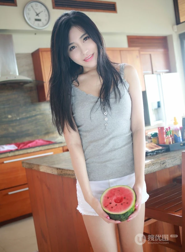 手捧西瓜的小姐姐，精选气质女生许诺居家厨房写真图片