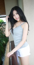 手捧西瓜的小姐姐，精选气质女生许诺居家厨房写真图片