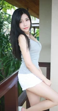手捧西瓜的小姐姐，精选气质女生许诺居家厨房写真图片