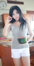 手捧西瓜的小姐姐，精选气质女生许诺居家厨房写真图片