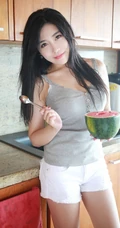 手捧西瓜的小姐姐，精选气质女生许诺居家厨房写真图片