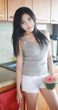 手捧西瓜的小姐姐，精选气质女生许诺居家厨房写真图片