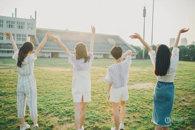校园青春四人组学生妹与她们的闺蜜在学校随拍好看图片 第3张