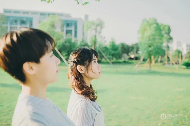 校园青春四人组学生妹与她们的闺蜜在学校随拍好看图片 第4张