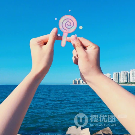 海边情侣示爱手势摆拍高清头像下载