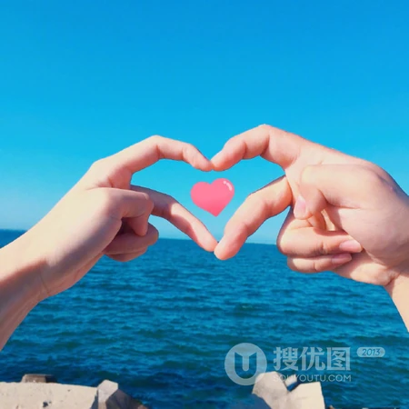 海边情侣示爱手势摆拍高清头像下载
