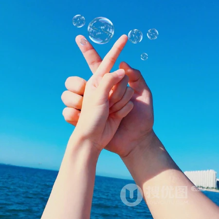 海边情侣示爱手势摆拍高清头像下载