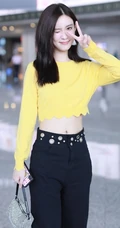 孟子义气质短款装上衣搭黑裤现身机场，尽显好看纤细线条