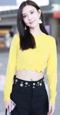 孟子义气质短款装上衣搭黑裤现身机场，尽显好看纤细线条